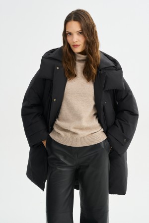 зимнее пальто с капюшоном фотография