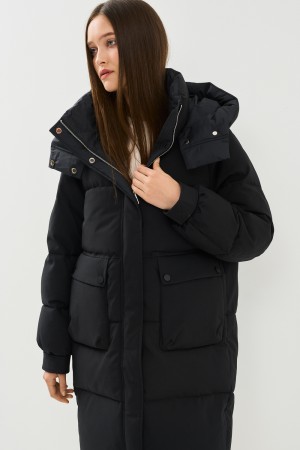 зимнее пальто с капюшоном фотография