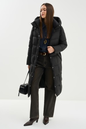 зимнее пальто с капюшоном фотография