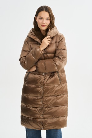 зимнее пальто с капюшоном фотография