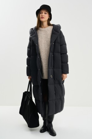 зимнее пальто с капюшоном фотография