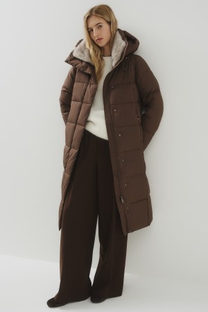 зимнее пальто с капюшоном фотография