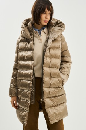 зимнее пальто с капюшоном фотография