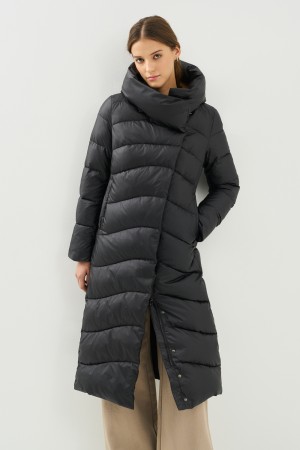 зимнее пальто с капюшоном фотография