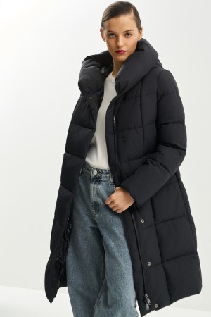 зимнее пальто с капюшоном фотография