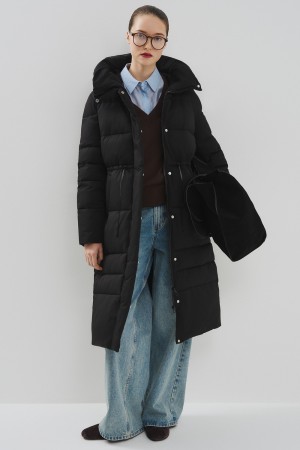 зимнее пальто с капюшоном фотография