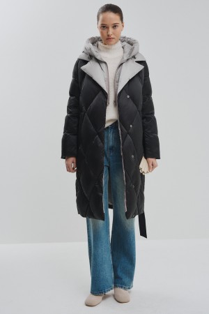 зимнее пальто с капюшоном фотография