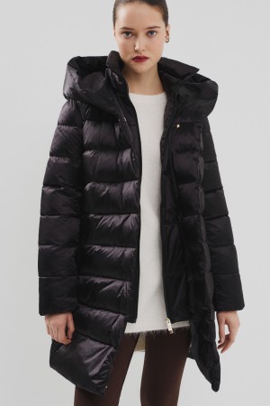 зимнее пальто с капюшоном фотография