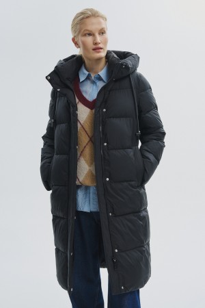 зимнее пальто с капюшоном фотография