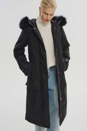 зимнее пальто с капюшоном фотография