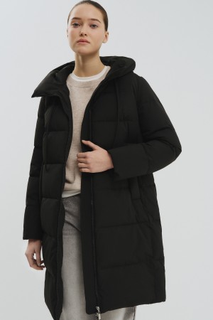 зимнее пальто с капюшоном фотография