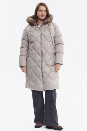 зимнее пальто с капюшоном фотография