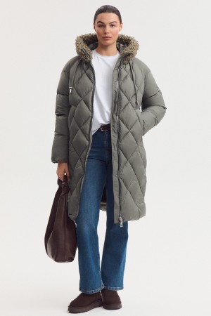 зимнее пальто с капюшоном фотография