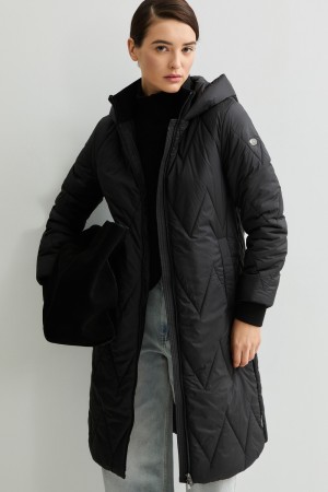 зимнее пальто с капюшоном фотография