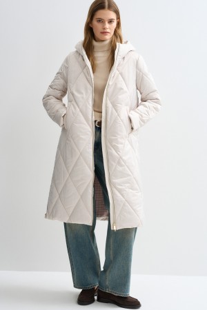 зимнее пальто с капюшоном фотография