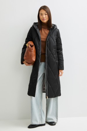 зимнее пальто с капюшоном фотография