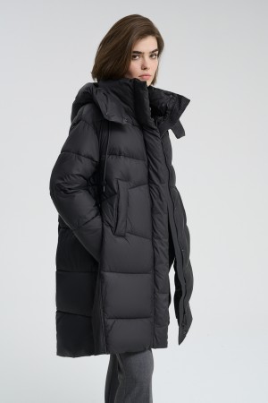 зимнее пальто с капюшоном фотография