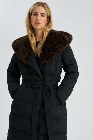 зимнее пальто с меховой отделкой и поясом фотография