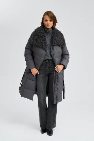 зимнее пальто с меховой отделкой фотография