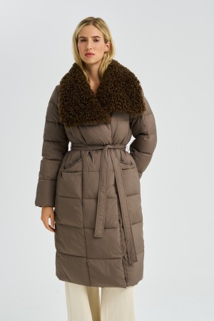 зимнее пальто с меховой отделкой фотография