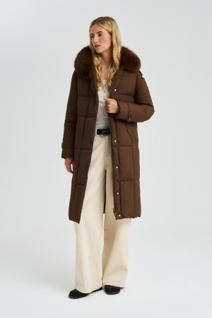 зимнее пальто с меховой отделкой фотография