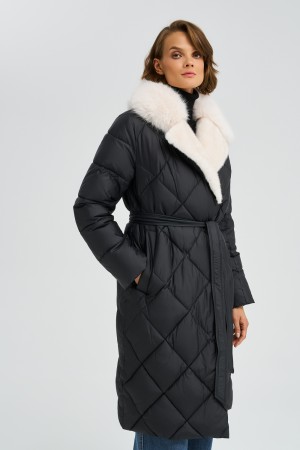 зимнее пальто с меховой отделкой фотография