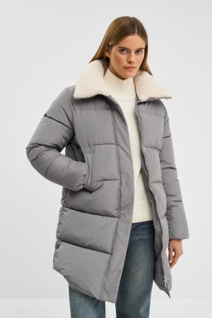 зимнее пальто с меховой отделкой фотография