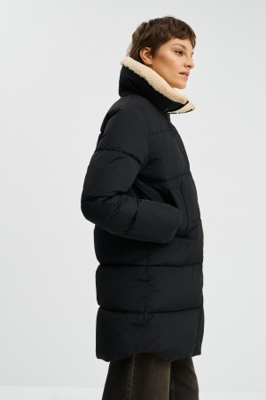 зимнее пальто с меховой отделкой фотография