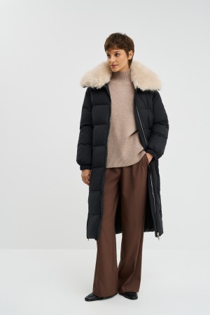зимнее пальто с меховой отделкой фотография