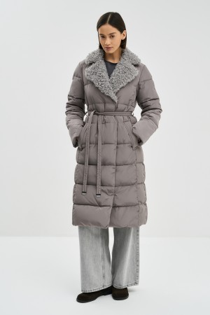 зимнее пальто с меховой отделкой фотография