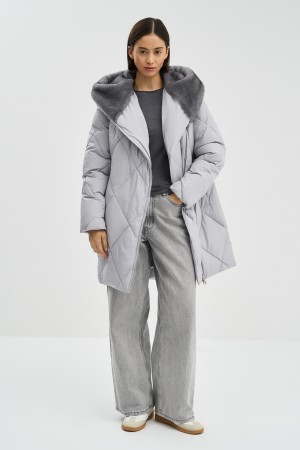 зимнее пальто с меховой отделкой фотография