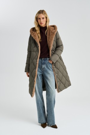 зимнее пальто с меховой отделкой фотография