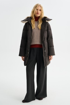 зимнее пальто с меховой отделкой фотография