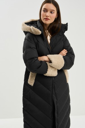 зимнее пальто с меховой отделкой фотография