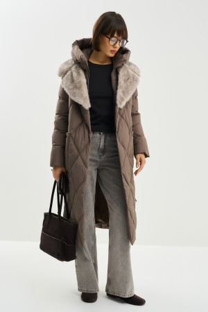 зимнее пальто с меховой отделкой фотография
