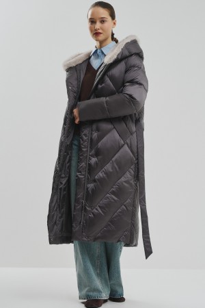 зимнее пальто с меховой отделкой фотография