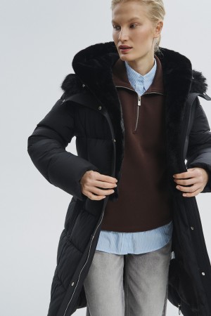 зимнее пальто с меховой отделкой фотография