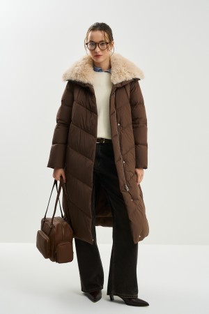 зимнее пальто с меховой отделкой фотография