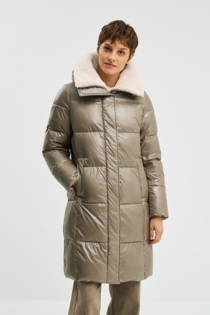 зимнее пальто с меховой отделкой фотография