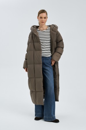 зимнее стеганое пальто с капюшоном фотография