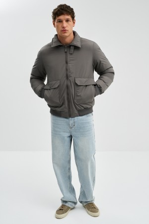 зимний бомбер с меховой отделкой фотография