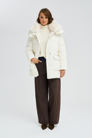 зимняя куртка с капюшоном и меховой отделкой фотография