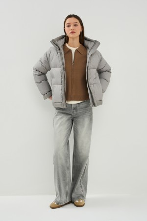 зимняя куртка с капюшоном фотография