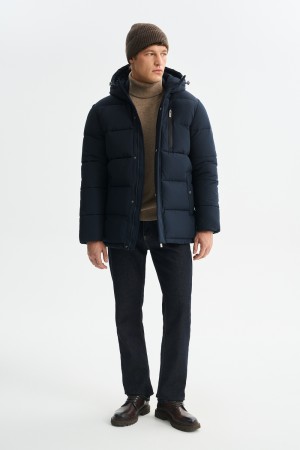 зимняя куртка с капюшоном фотография