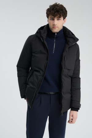 зимняя куртка с капюшоном фотография