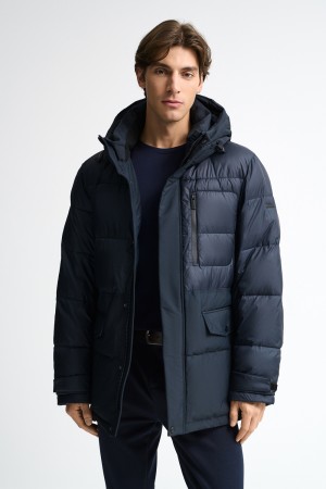 зимняя куртка с капюшоном фотография