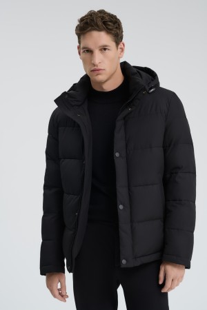 зимняя куртка с капюшоном фотография