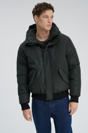 зимняя куртка с капюшоном фотография