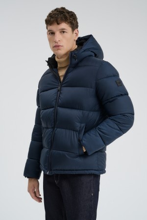 зимняя куртка с капюшоном фотография