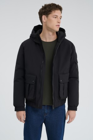 зимняя куртка с капюшоном фотография